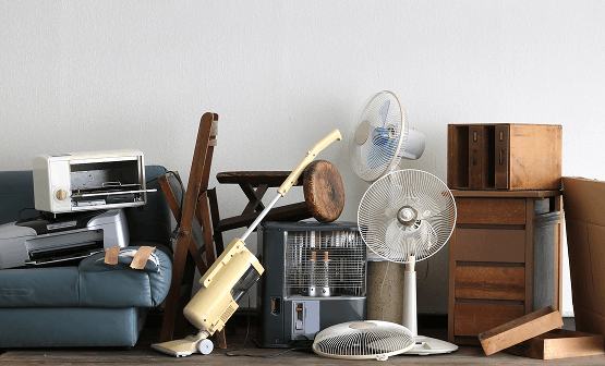 家財道具が残った室内
